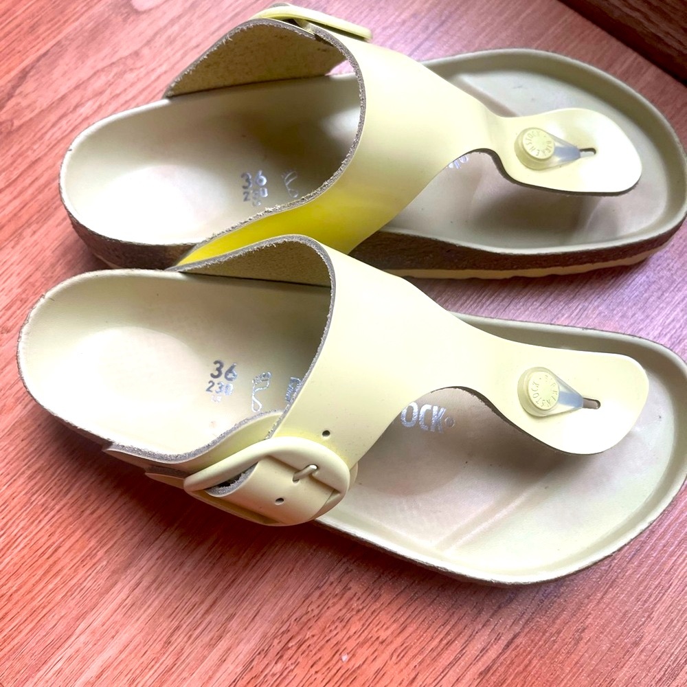 Birkenstock Gizeh Big Buckle
Smooth, glossy leather. Sleek sculpted edges.